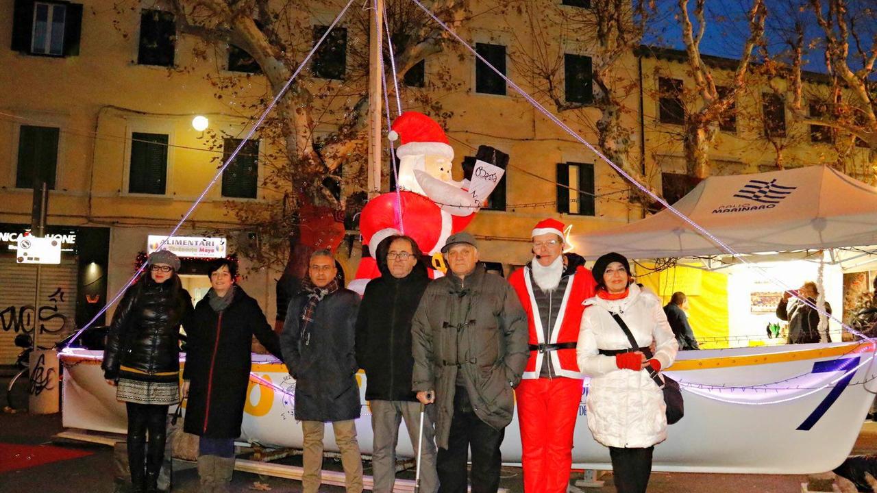 Si accende il Gozz'Albero: anche Babbo Natale a bordo - Video