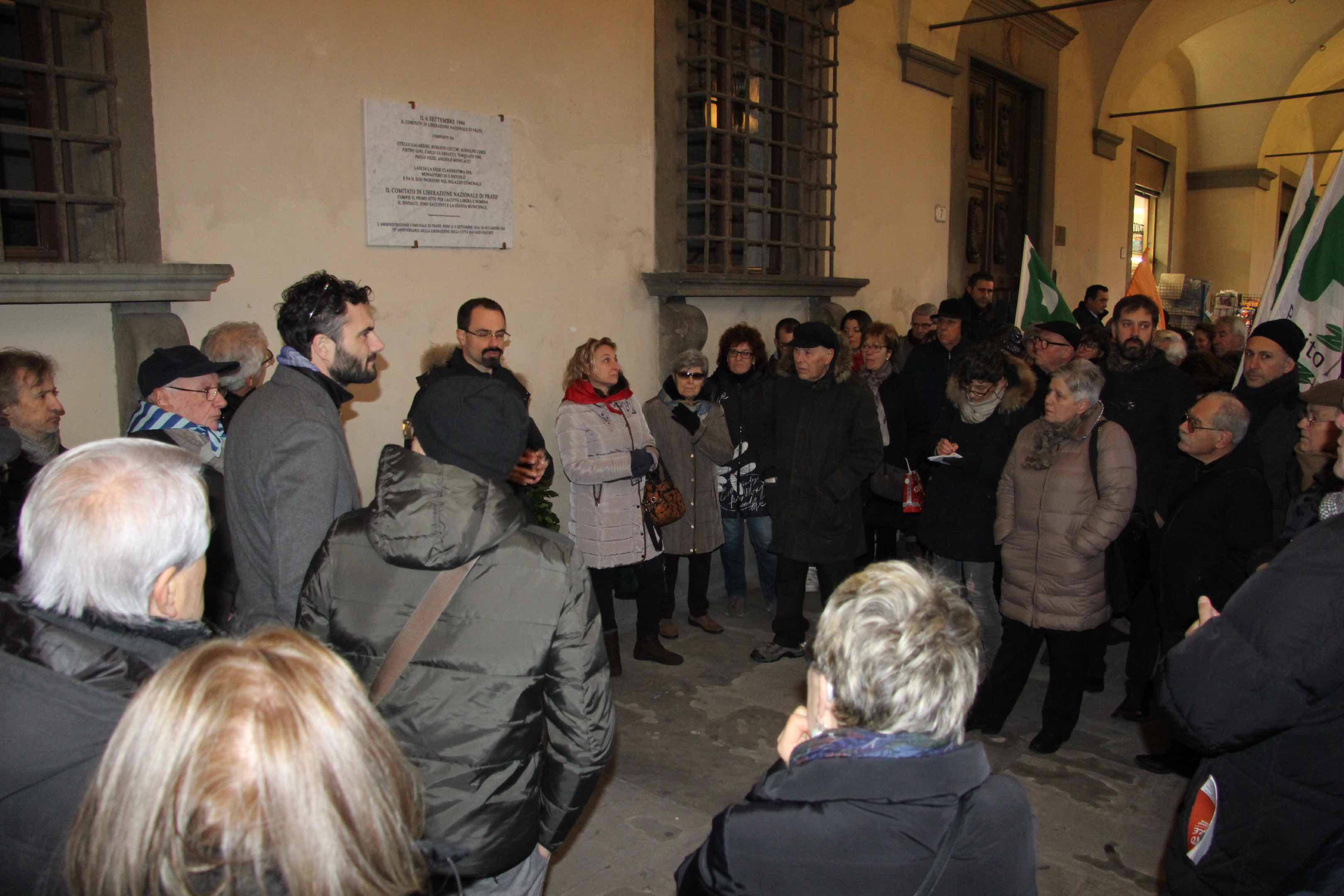 La manifestazione antifascista in piazza del Comune (foto Batavia)