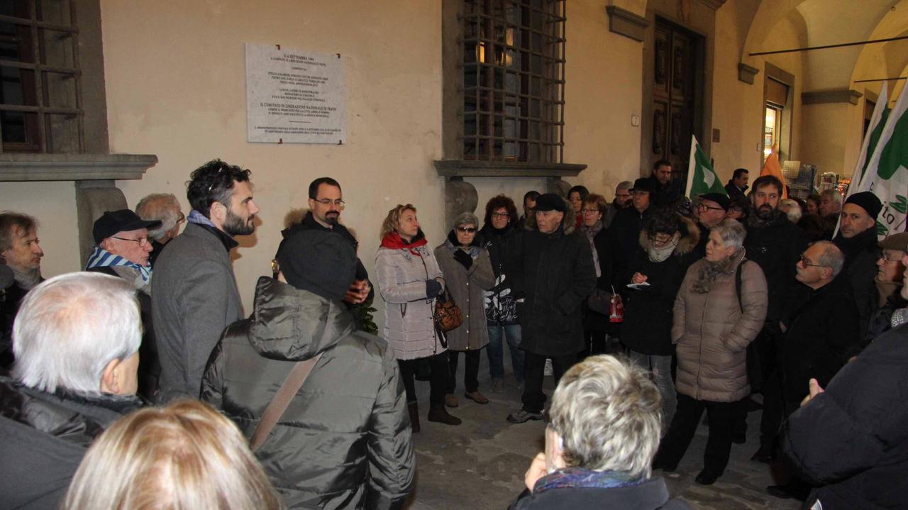 La manifestazione antifascista in piazza del Comune (foto Batavia)