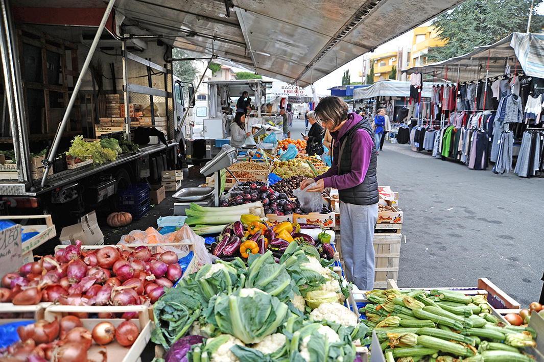 Il mercato del venerdì a Vada