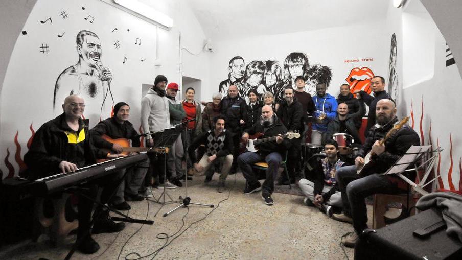 I detenuti ristrutturano la sala per il laboratorio musicale