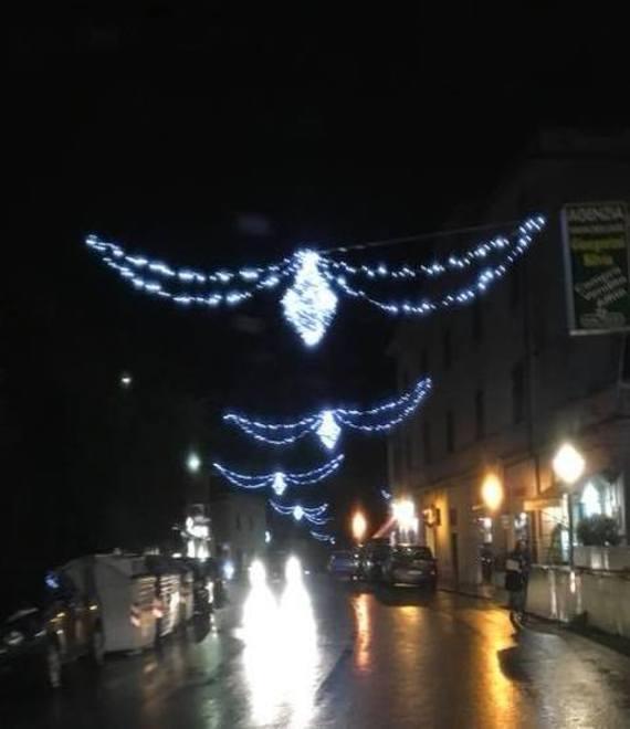 Accese le luminarie, strade vestite a festa