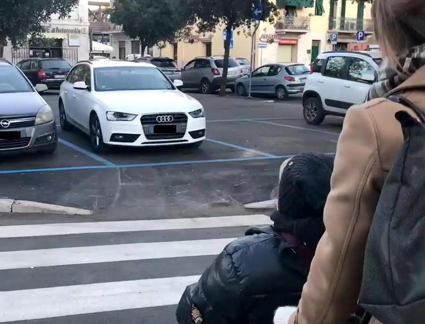 Scivolo senza via di fuga: al posto del passaggio ci sono stalli