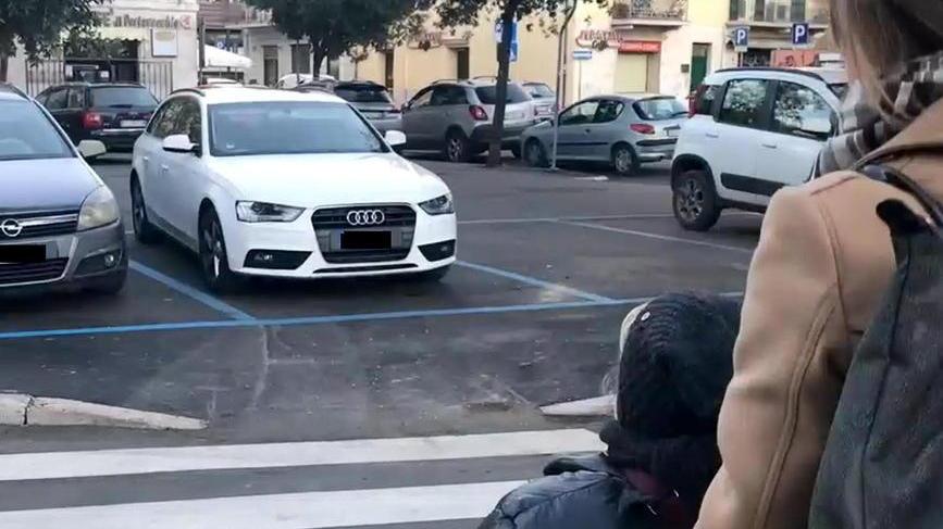 Scivolo senza via di fuga: al posto del passaggio ci sono stalli