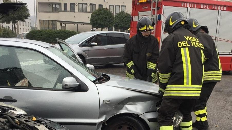 Incidente ad un incrocio Coinvolte tre automobili