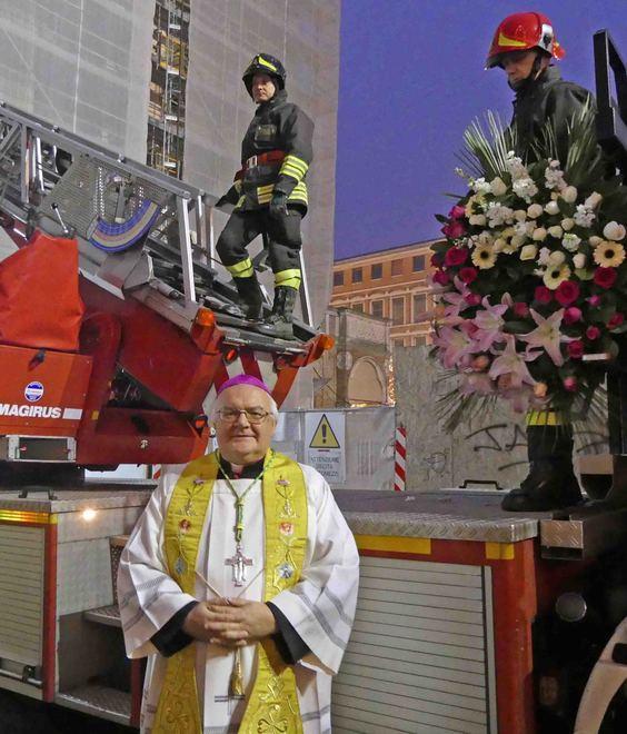 Tradizionale omaggio floreale alla Madonna per l’Immacolata 