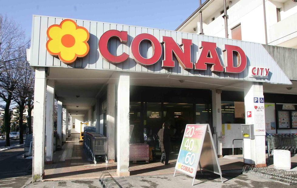 Ruba nei supermercati, incastrato dalle telecamere