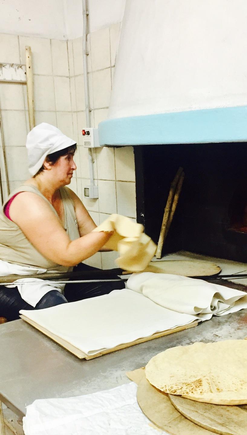 Nei forni di Oliena il profumo del pane carasau