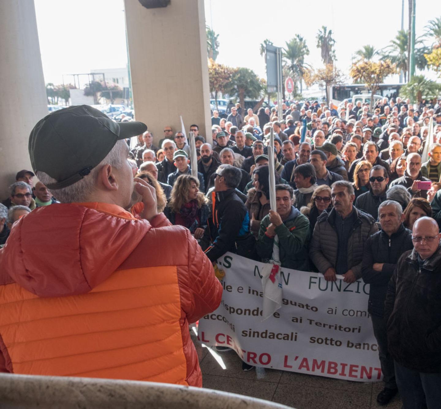 Gli operai replicano alla giunta 
