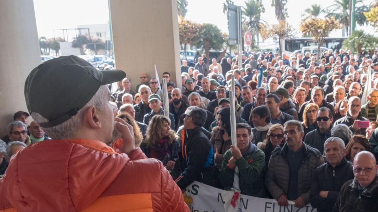 Gli operai replicano alla giunta