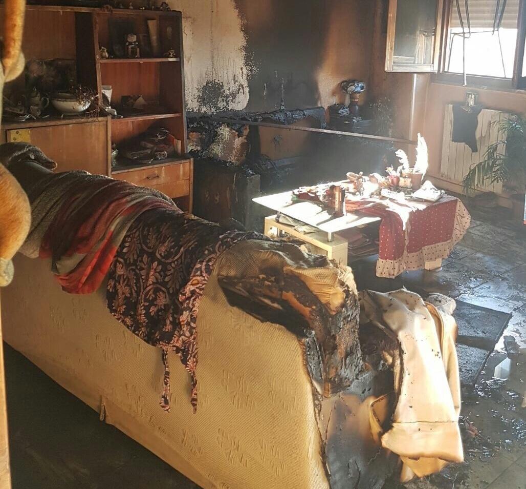 Una casa in fiamme a Sant’Elia 