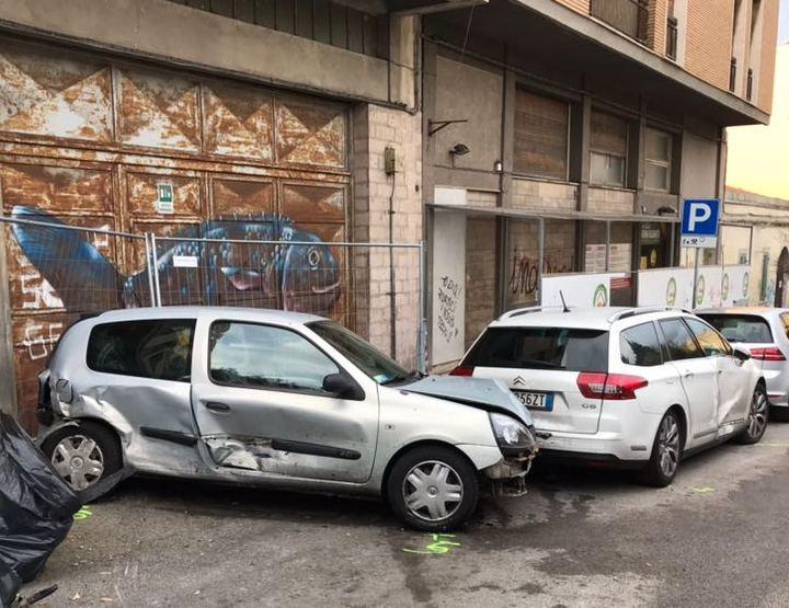 Sassari, neopatentato positivo all'alcoltest perde il controllo della Punto e distrugge tre auto