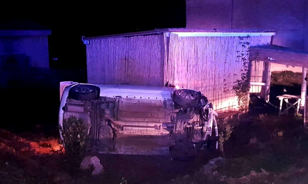 Perde il controllo dell'auto che si ribalta, ferite madre e figlia