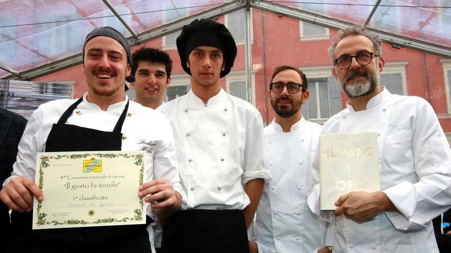 Modena, in piazza Roma futuri chef alla prova dello zampone, in giuria Bottura