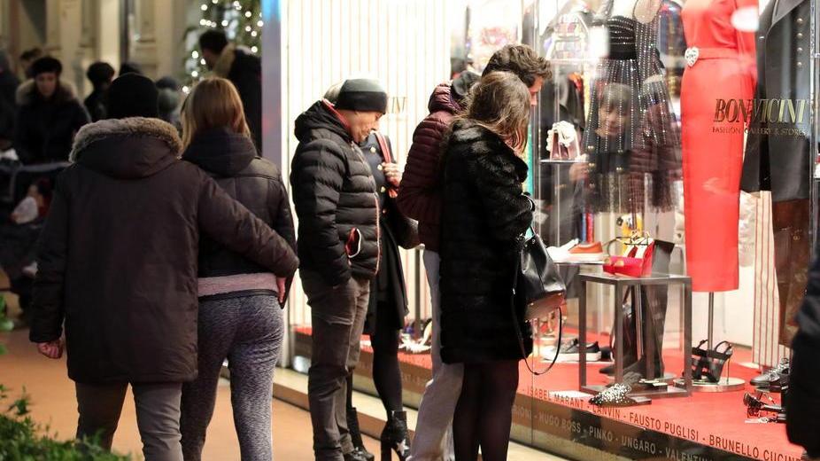 Clienti a passeggio per le strade dello shopping a Montecatini (Foto Nucci)