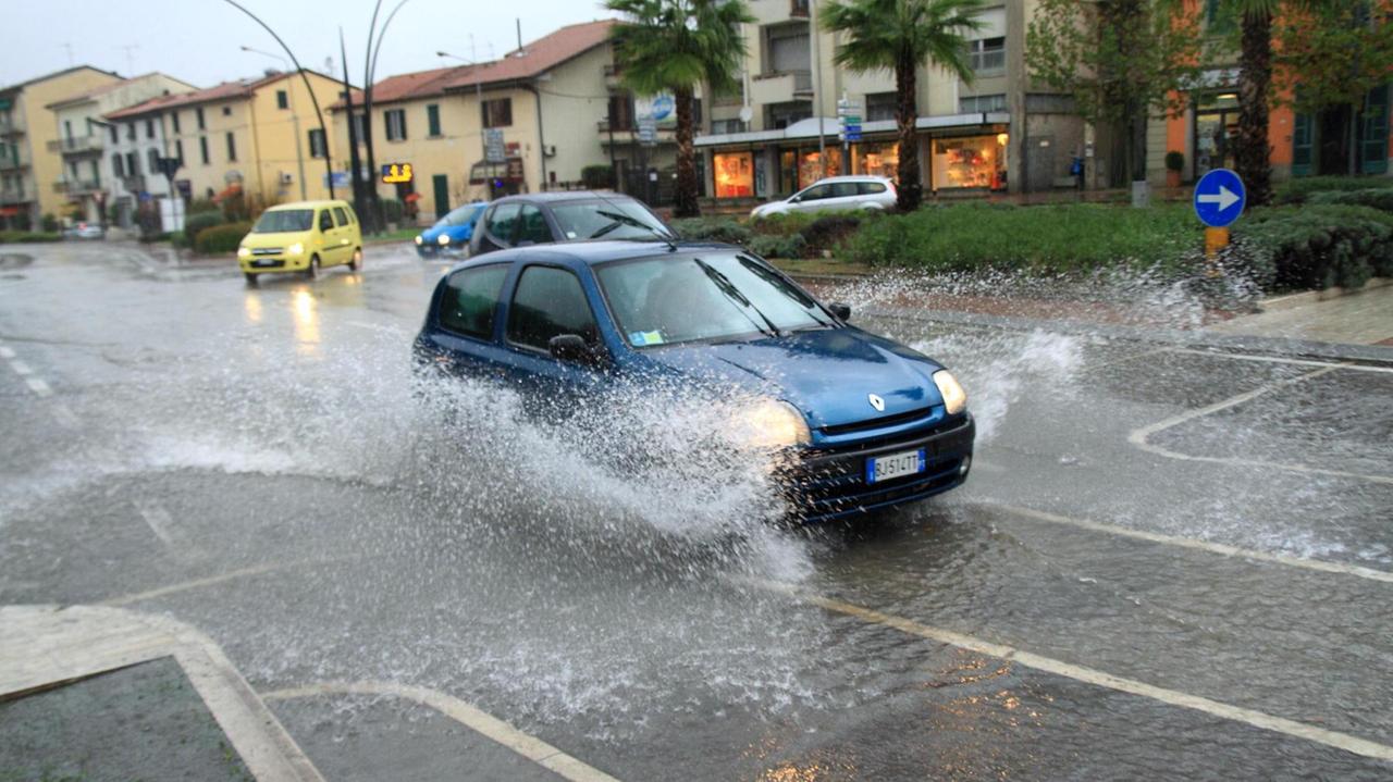 Allerta meteo in codice rosso: scuole chiuse lunedì 11 in Valdinievole