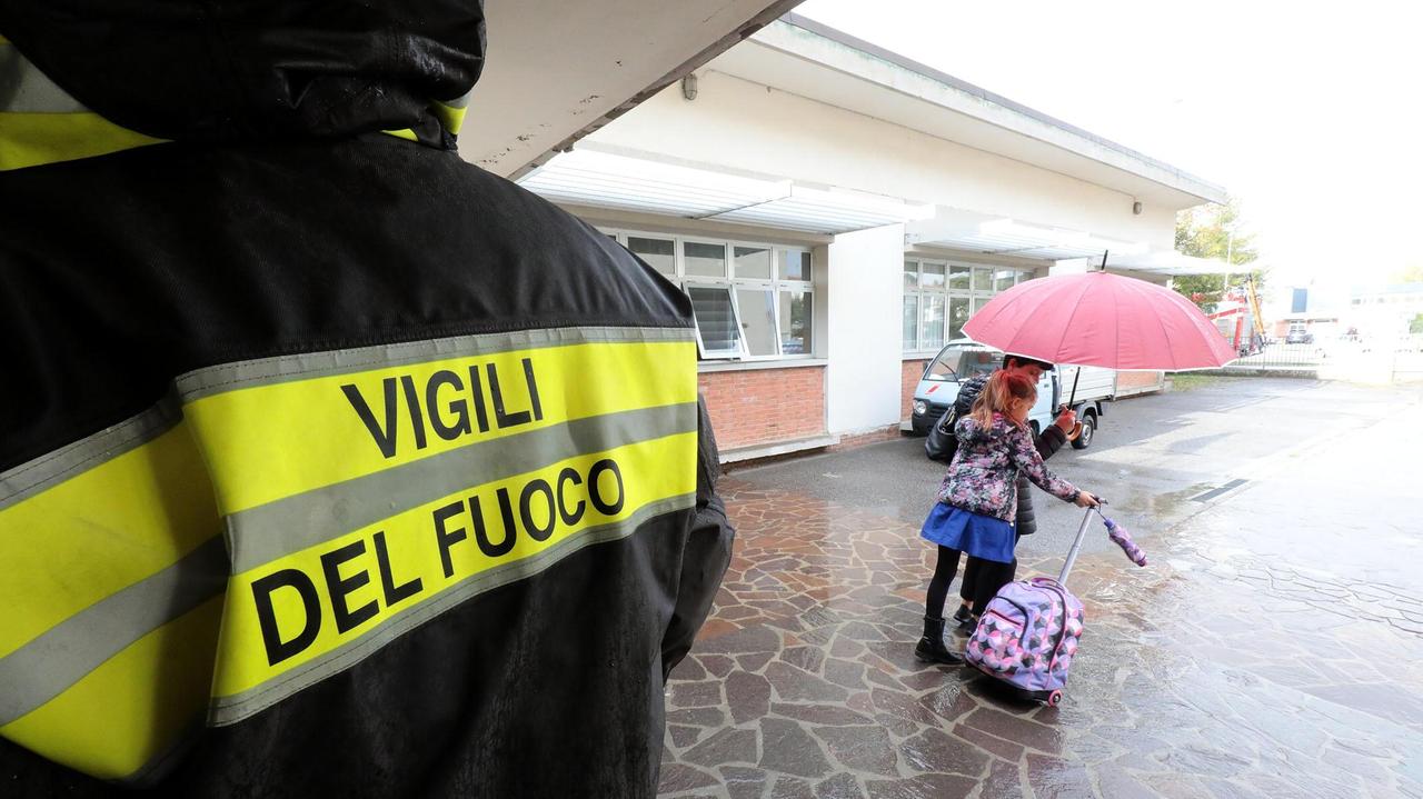 I vigili del fuoco in una scuola (foto d'archivio)