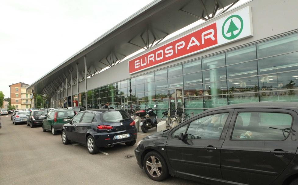 Reggio Emilia, ruba all’Eurospar e minaccia con il coltello un poliziotto 