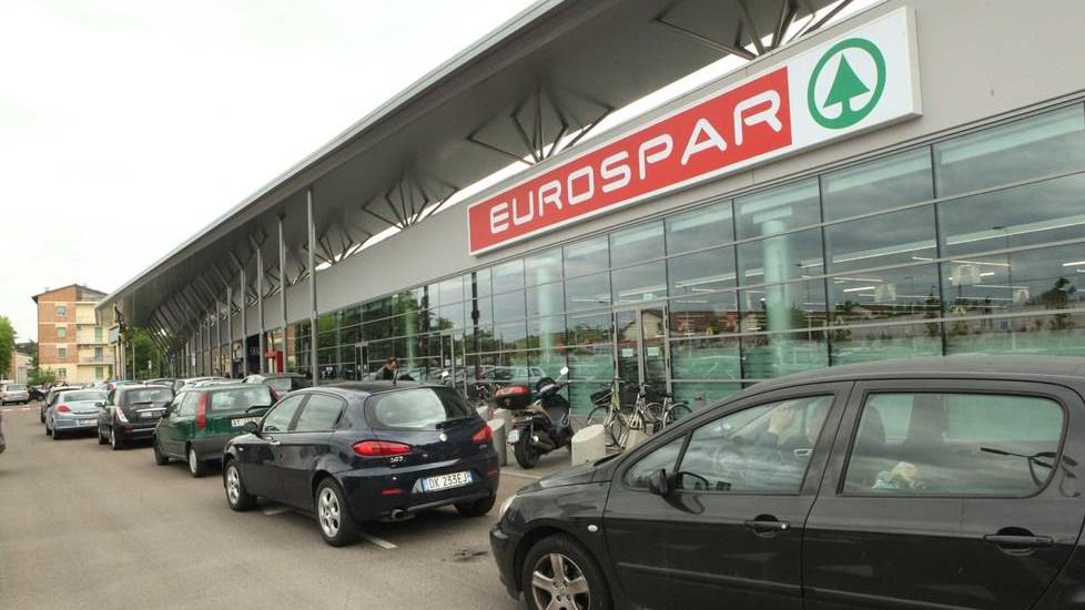 Reggio Emilia, ruba all’Eurospar e minaccia con il coltello un poliziotto
