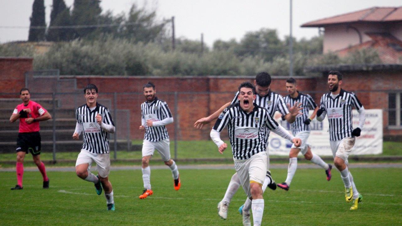 Lucarelli esulta dopo il gol