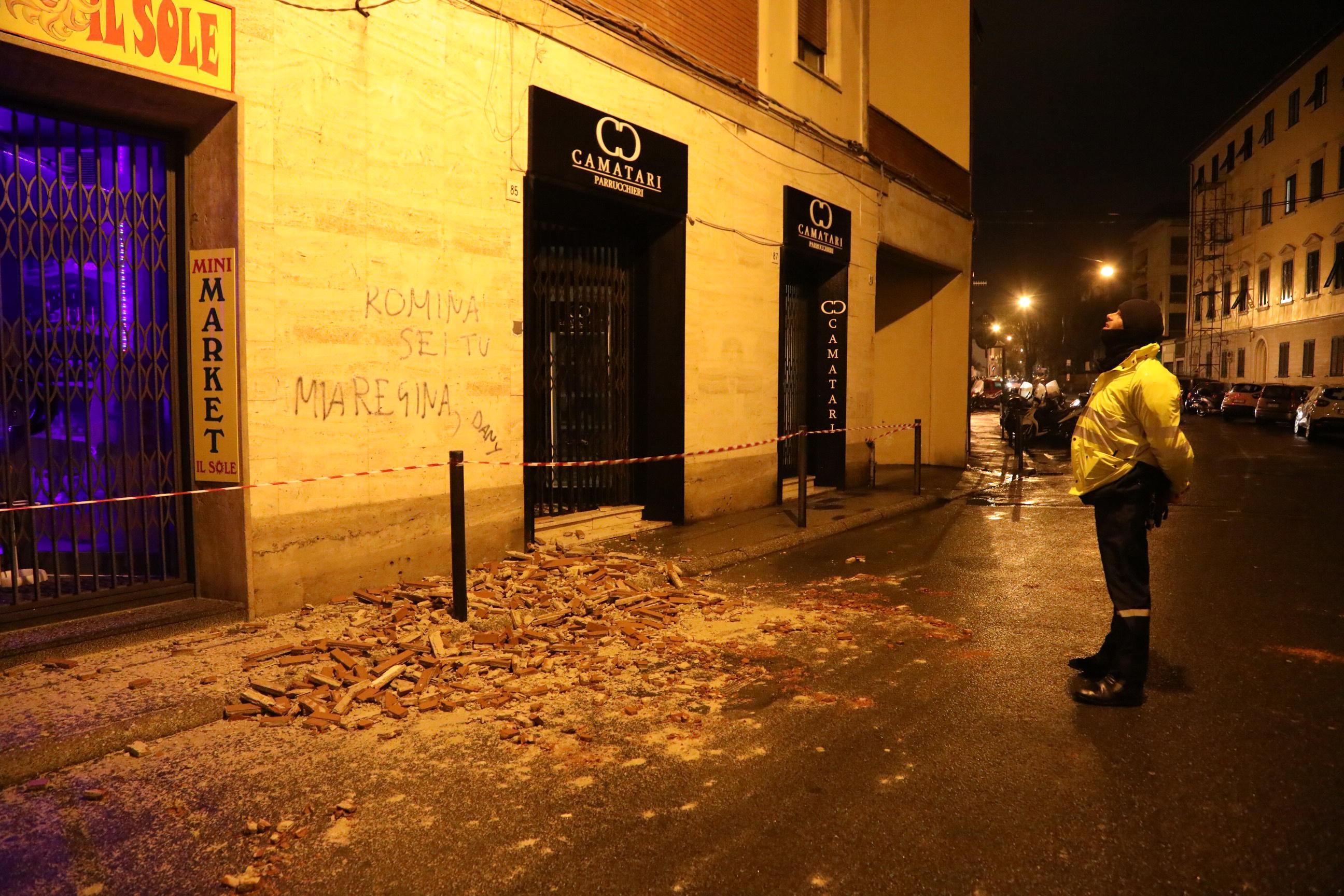 Crollano calcinacci sul marciapiede in via Funaioli 