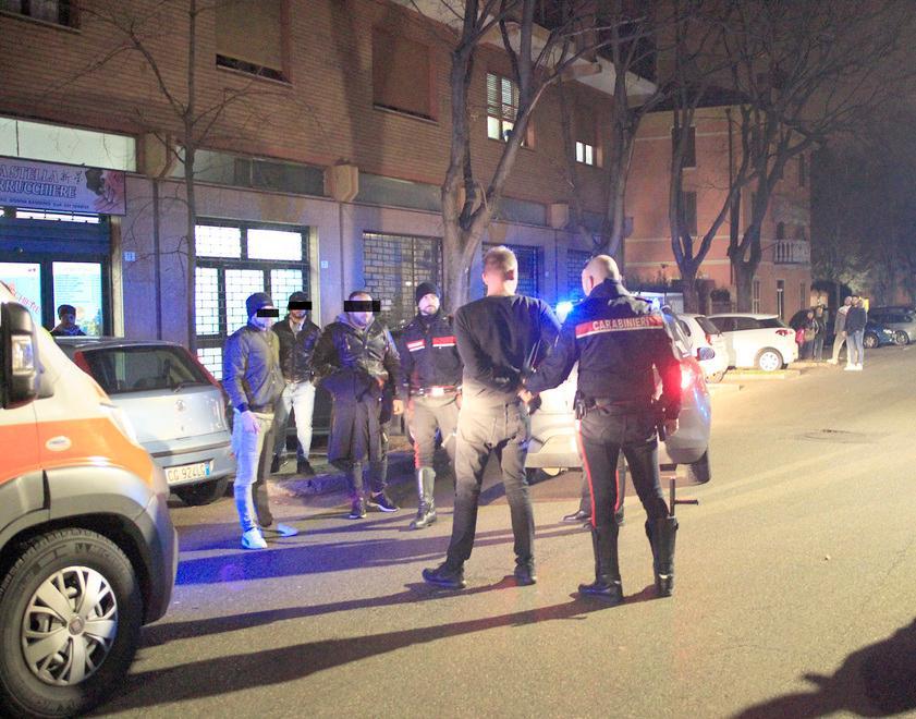 Modena, sfascia un bar e ferisce una bimba 