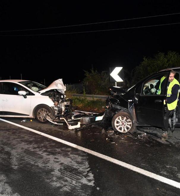 Muore dopo lo schianto tra due auto 
