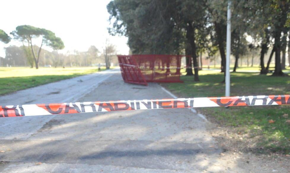 Vanno fuori strada a Lido e abbattono un cancello 