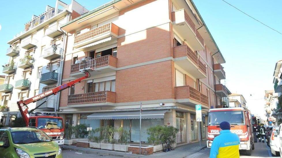 Rischia di dare fuoco alla casa