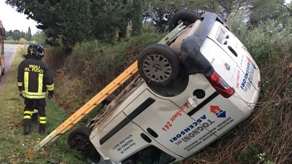 Finisce fuori strada con il furgone dopo una sbandata