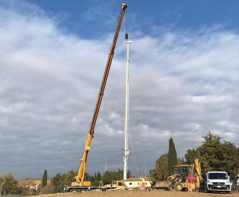 Dopo anni di attesa arriva il faro sulla rotatoria della Sgrilla
