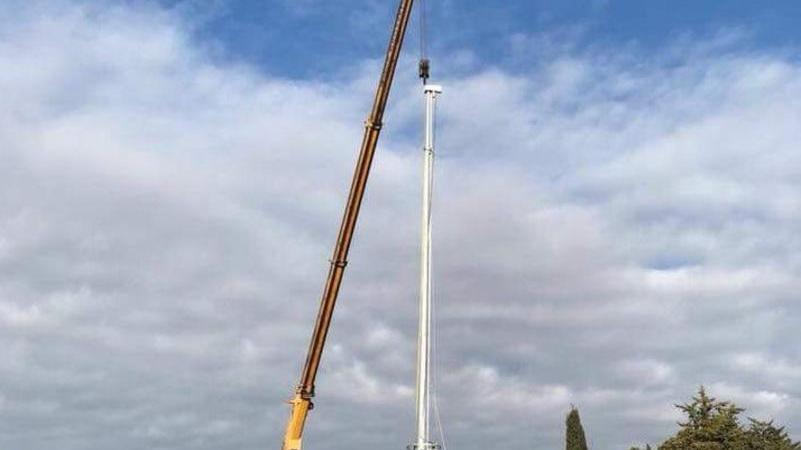 Dopo anni di attesa arriva il faro sulla rotatoria della Sgrilla