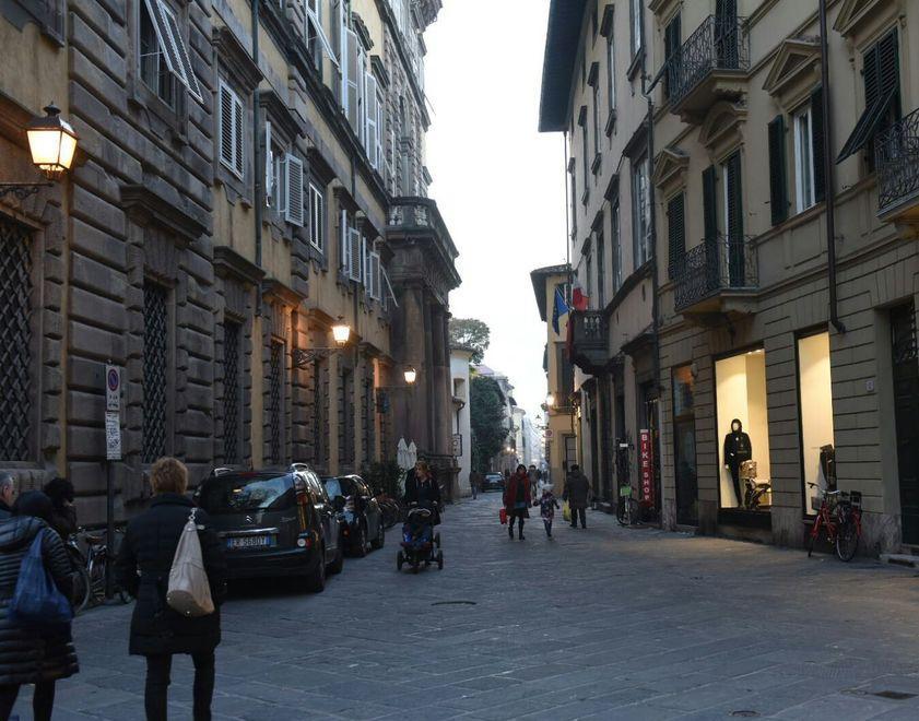 Feste di Natale al buio per via Vittorio Emanuele 