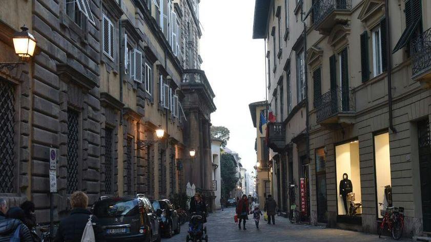 Feste di Natale al buio per via Vittorio Emanuele