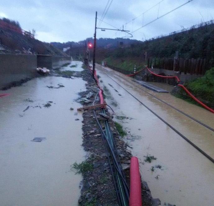 Il cantiere sui binari trattiene la pioggia Ferrovia interrotta 