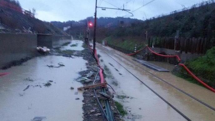 Il cantiere sui binari trattiene la pioggia Ferrovia interrotta