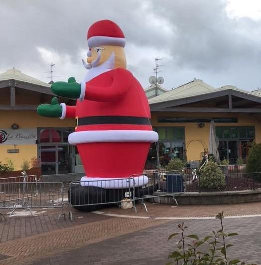 Il mega Babbo Natale “nasconde” i Caduti: polemica e poi pace