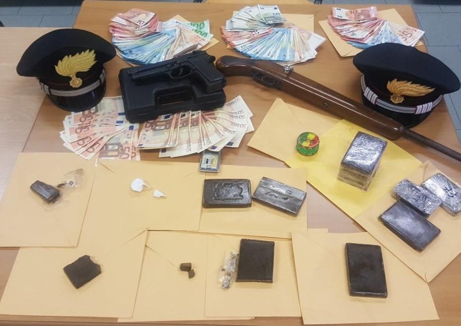 Blitz al campo nomadi Spuntano armi, soldi falsi e droga 