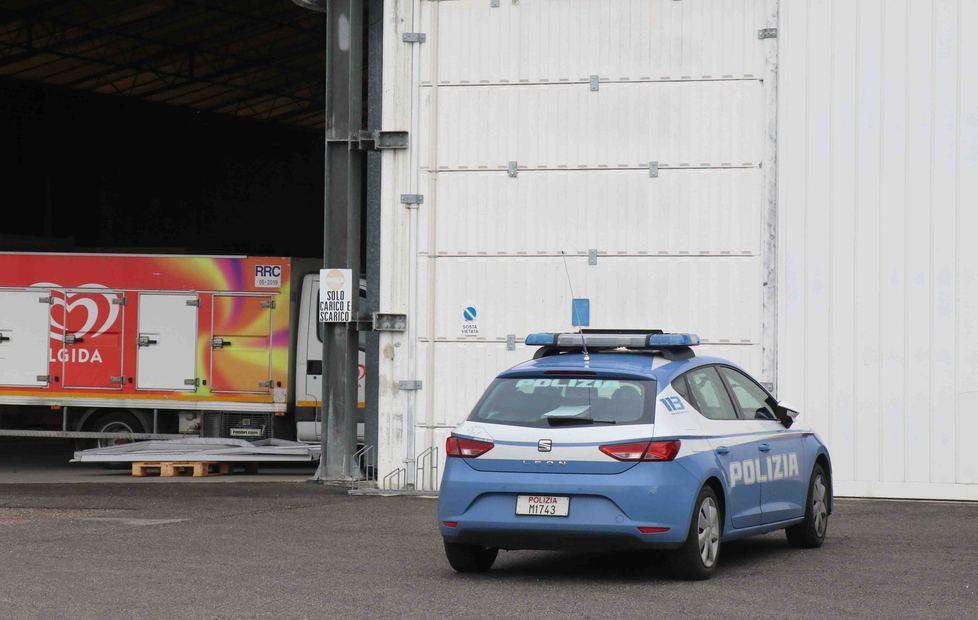 Tentato colpo da Vitagel, i ladri in fuga lasciano il camion