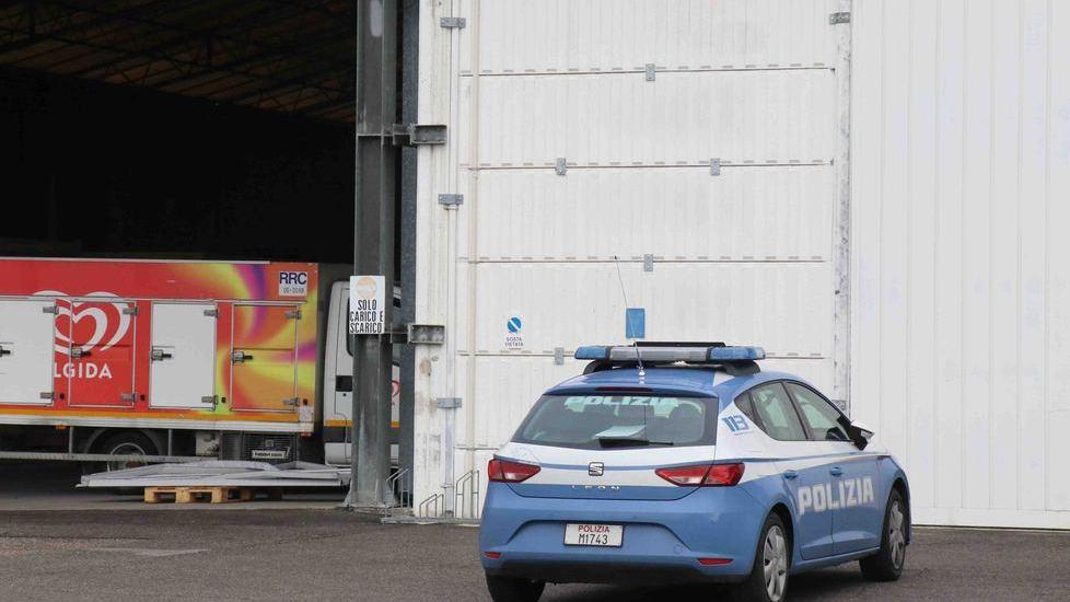 Tentato colpo da Vitagel, i ladri in fuga lasciano il camion