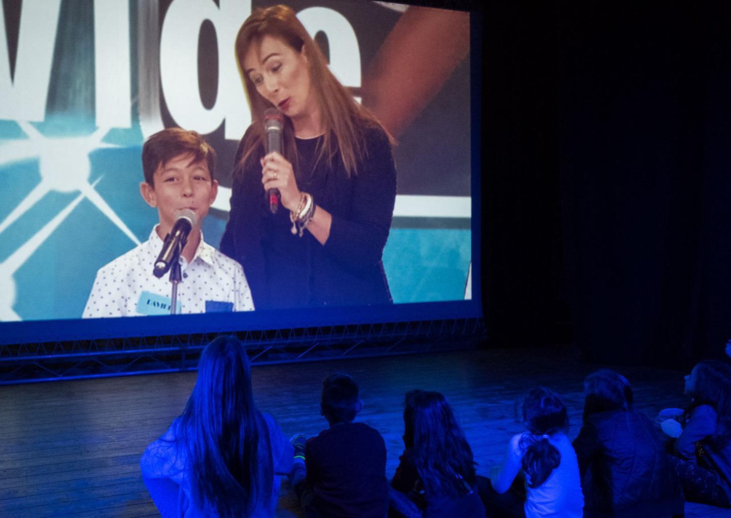 I bambini di San Sperate tutti insieme davanti alla tv 
