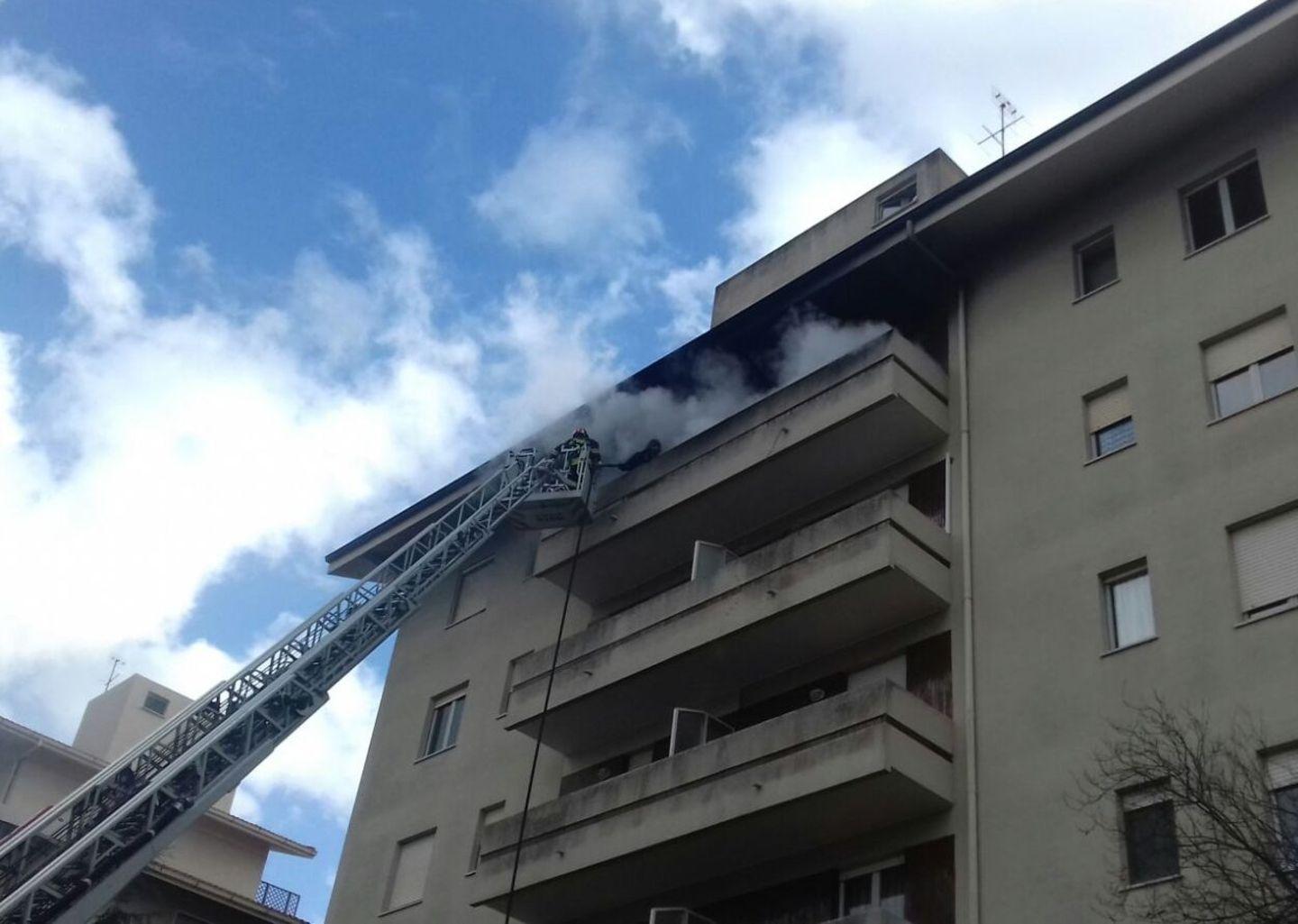 Incendio in un terrazzo in via Gramsci