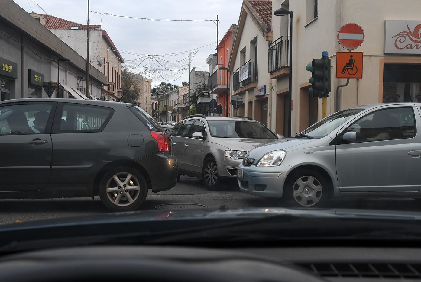 Semafori guasti da giorni tra via Cagliari e via Tharros