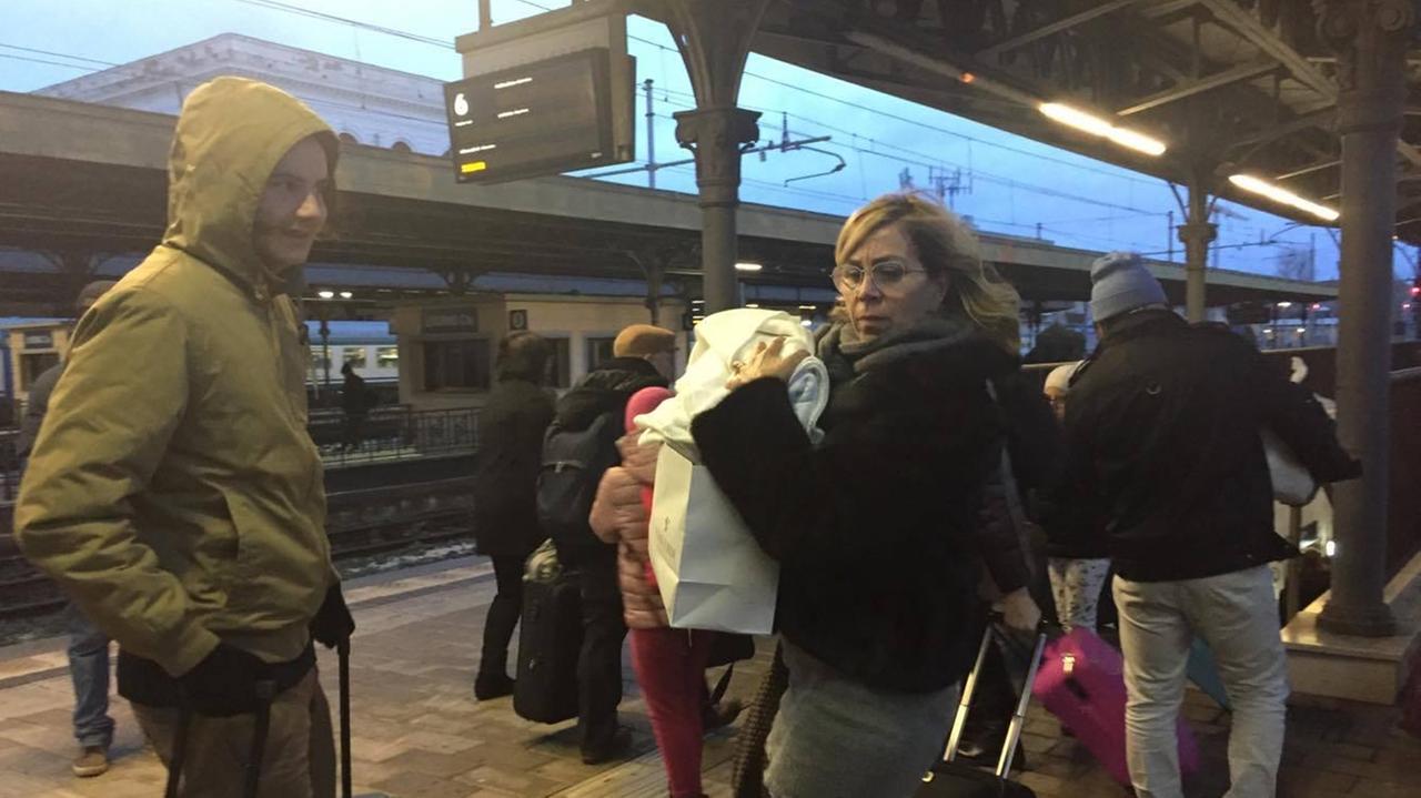 L'arrivo dei passeggeri alla stazione di Livorno dopo una lunga odissea
