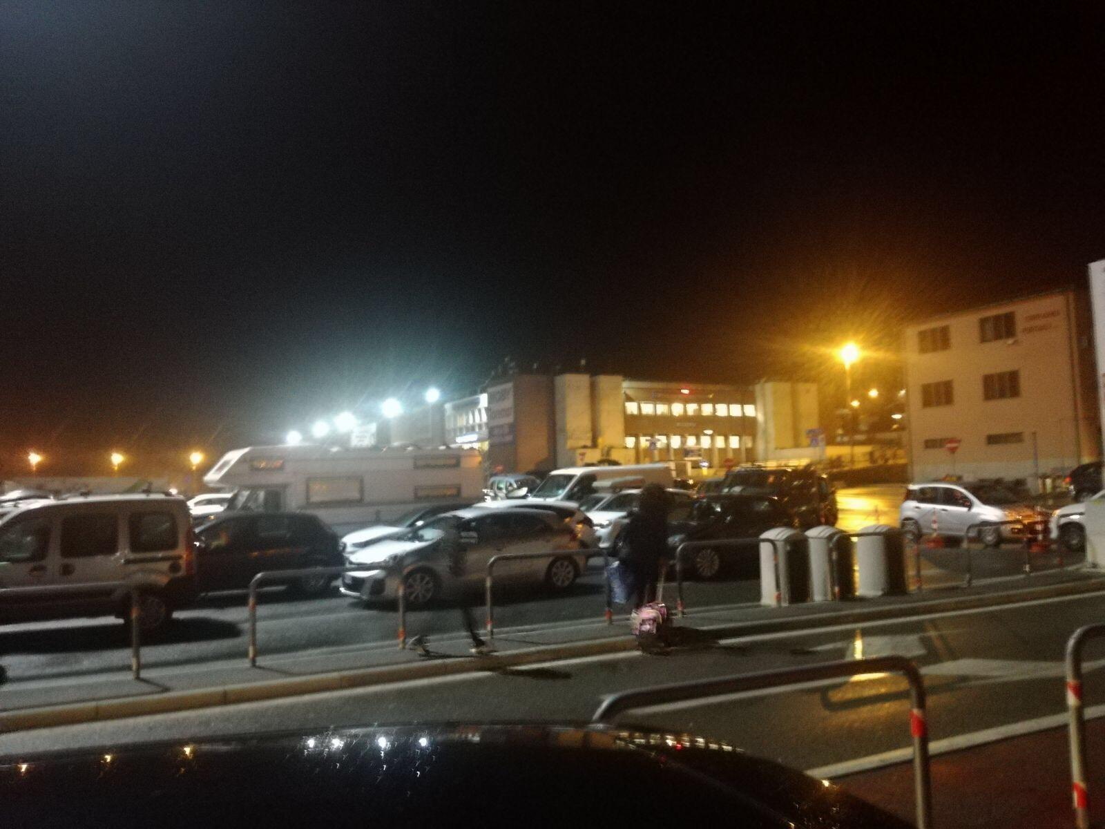 Macchine ferme in banchina a Piombino