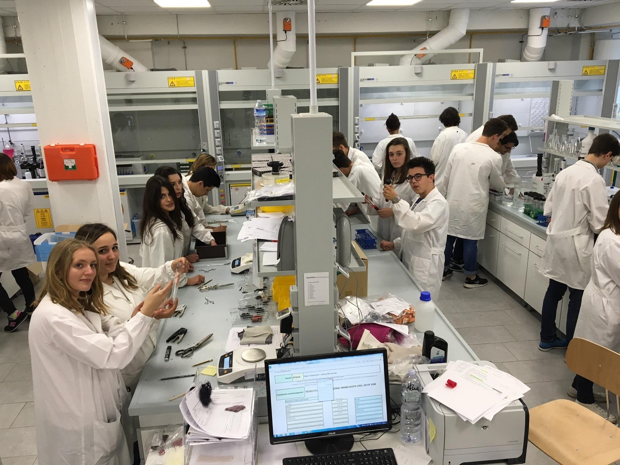 Gli studenti nel laboratorio dell'Istituto Buzzi di Prato
