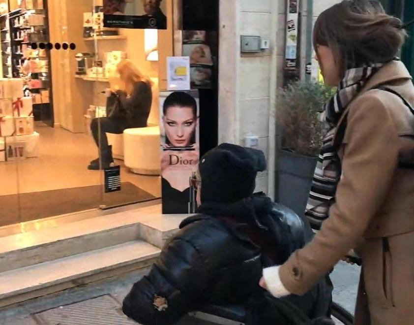 Gli scalini per (non) entrare in profumeria (foto Agenzia Bf)