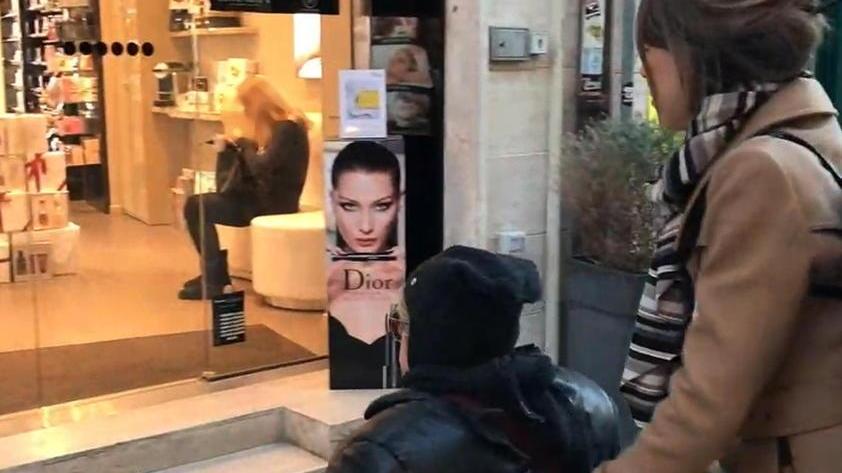 Gli scalini per (non) entrare in profumeria (foto Agenzia Bf)