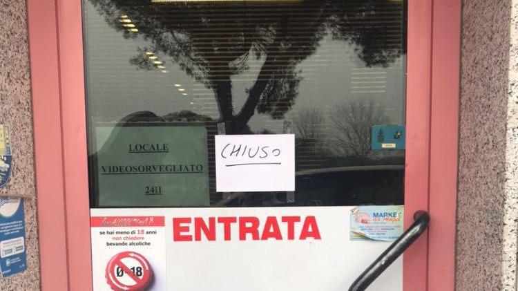 Il negozio chiuso per rapina