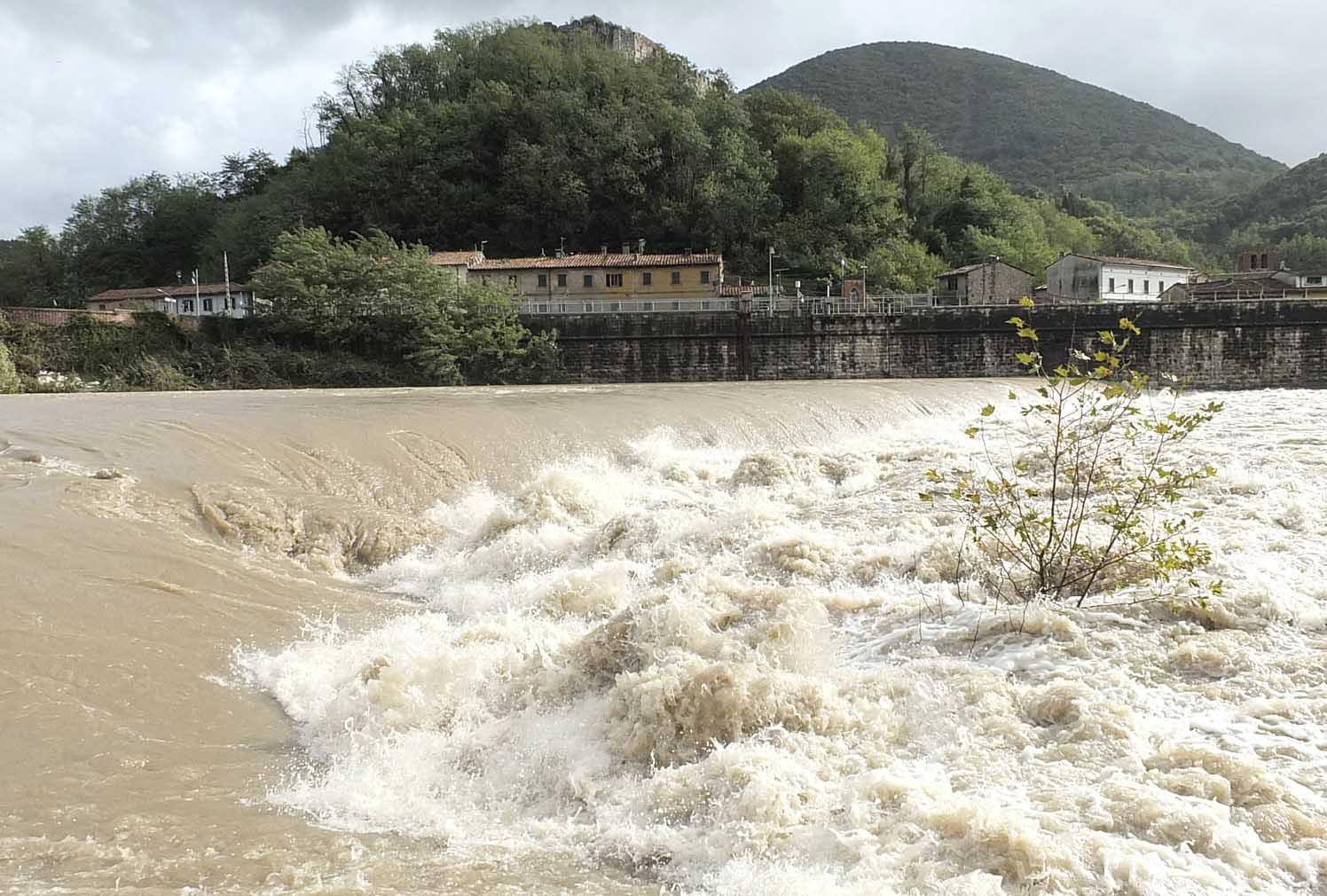 Una piena del Serchio (foto Muzzi)
